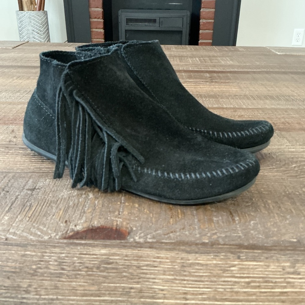 Minnetonka Black Suede Fringe Ankle Boots Size 8 Women’s - Picture 3 of 7